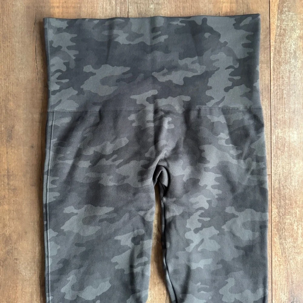 SPANX Look At Me Now Seamless Sage Camo Print High-Waisted Leggings Sz Medium - Picture 3 of 5